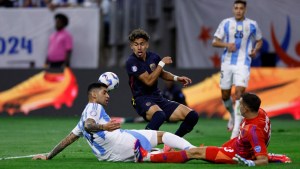 Como en el Mundial: Dibu Martínez y una pierna salvadora para Argentina