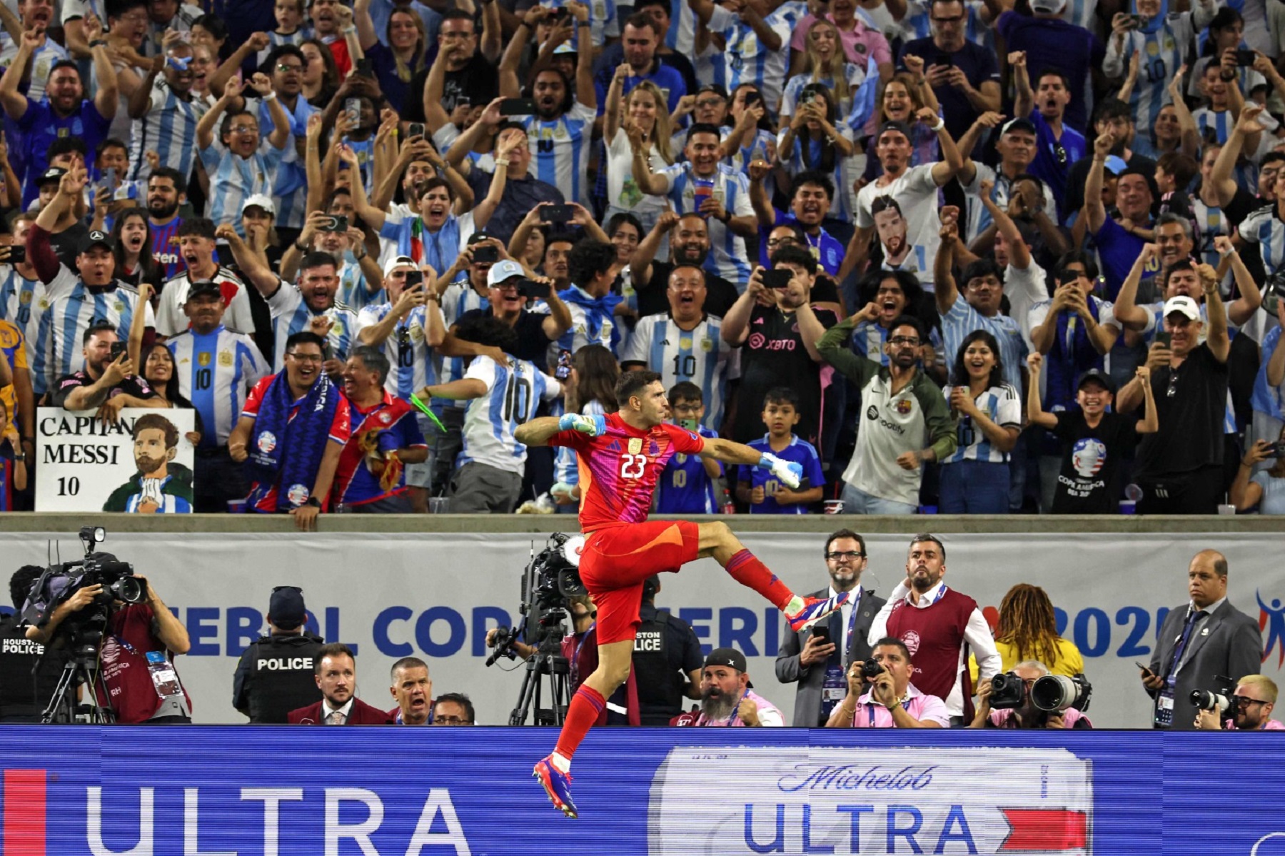Dibu Martínez tuvo otra noche soñada para que Argentina se meta entre los cuatro mejores de la Copa América.