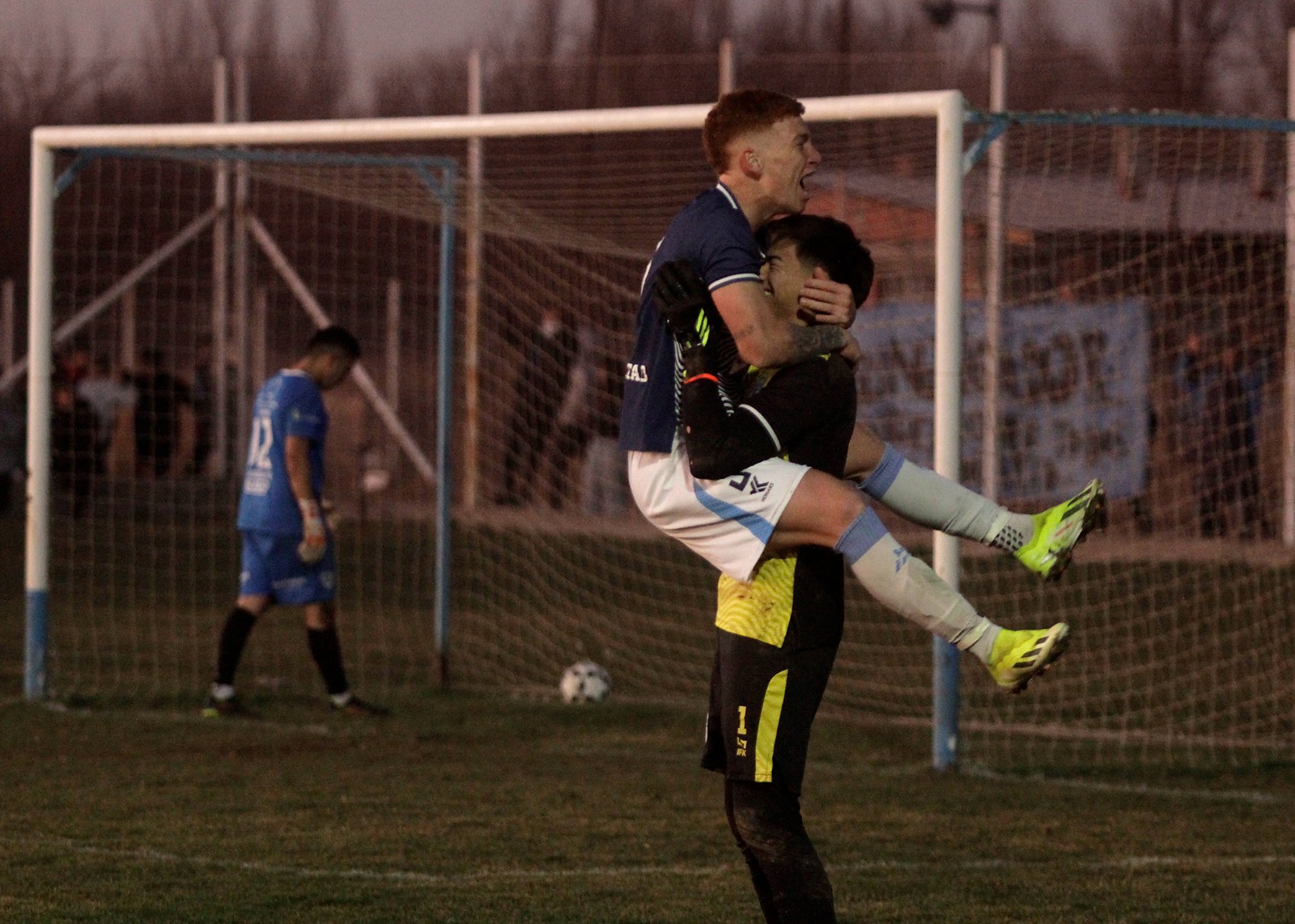 Torres metió el último penal y festejó con Lara, que atajó dos. (Foto: Oscar Livera)