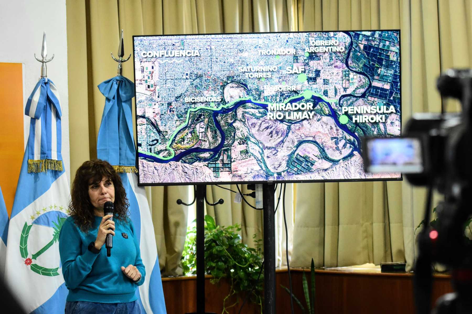 La jefa de Gabinete, María Pasqualini, lideró la conferencia de prensa con anuncios tras los números positivos de los primeros 6 meses (foto Cecilia Maletti)