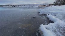 Imagen de Video: De la laguna congelada donde rebotan las piedras a la burbuja de hielo, la recorrida de un fotógrafo por su pueblo de la Patagonia, el más frío del país