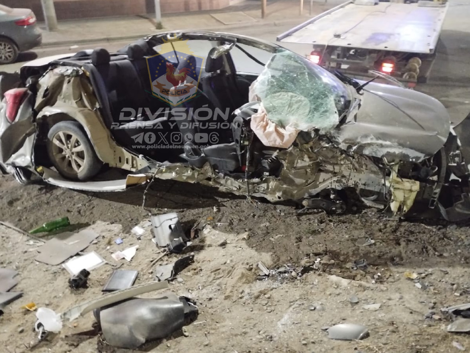 El auto era un Nissan y así terminó. Foto: Gentileza Policía de Neuquén.