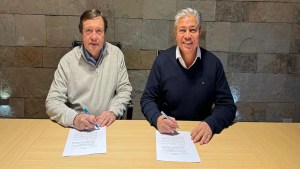 Tren del Valle: Rolando Figueroa y Alberto Weretilneck firmaron un convenio para reactivarlo