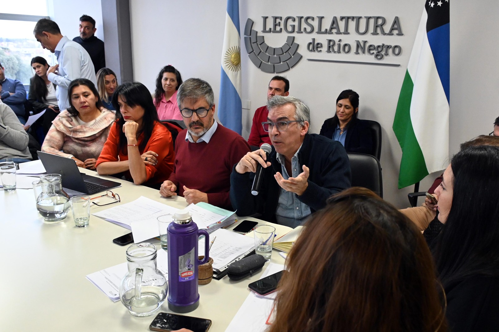 El jefe de la bancada de JSRN, Facundo López, informó los cambios en el reparto del bono por la prórroga de contratos petroleros. Foto: Marcelo Ochoa