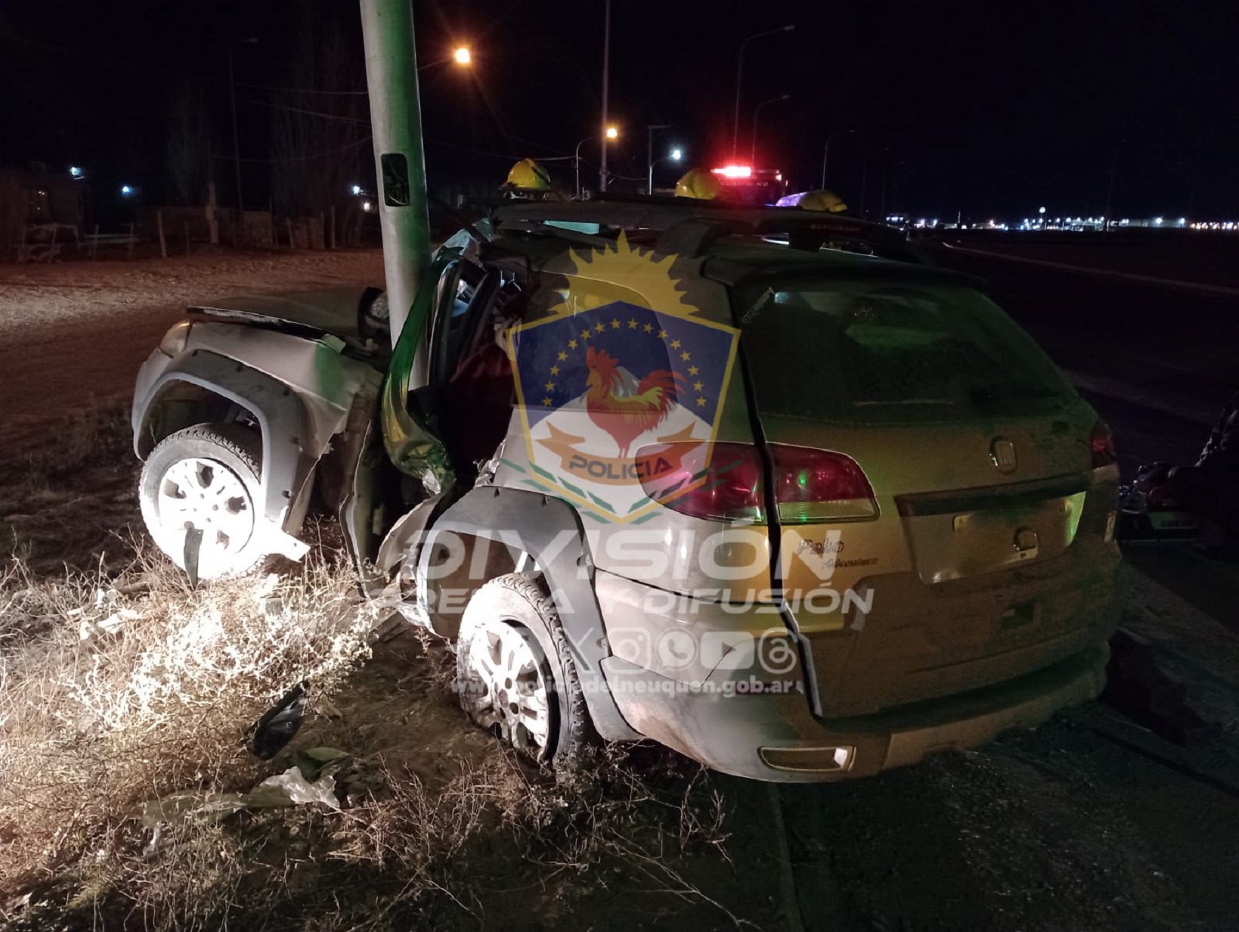 Perdió el control y colisionó con un poste a metros de una estación de servicio. Foto: Gentileza Policía de Neuquén. 