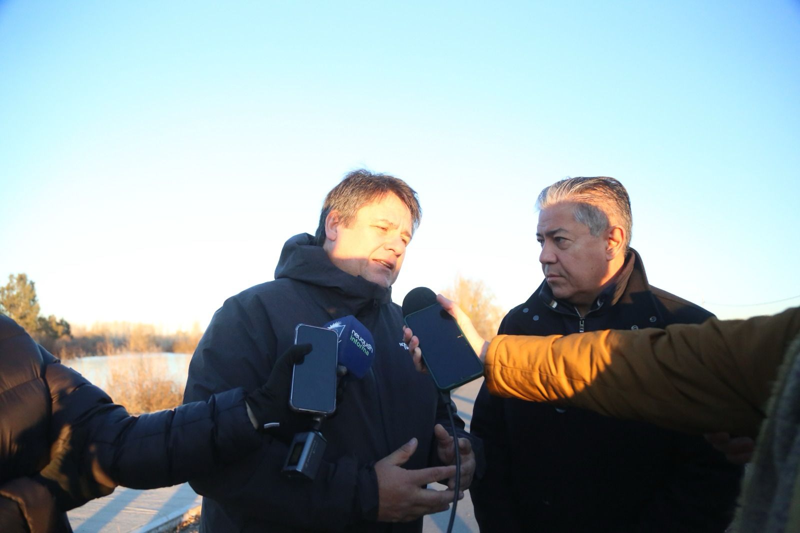 Gaido y Figueroa recorrieron la costa del río Neuquén para anunciar el financiamiento conjunto del paseo costero (Gentileza)