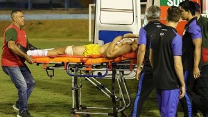 Escándalo en el fútbol: un arquero fue herido con una bala de goma por la policía en Brasil