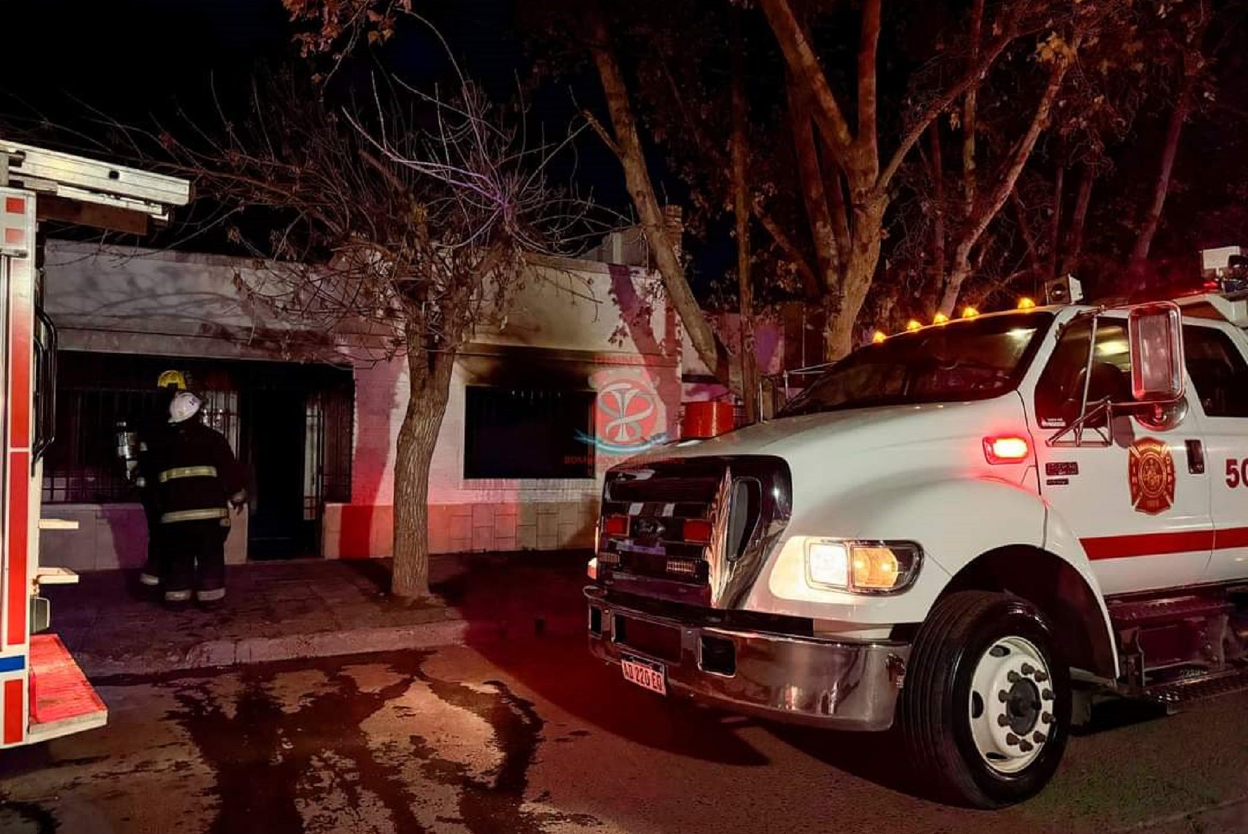 Incendio en una vivienda de Roca, frente al Canalito. Crédito Bomberos de Roca