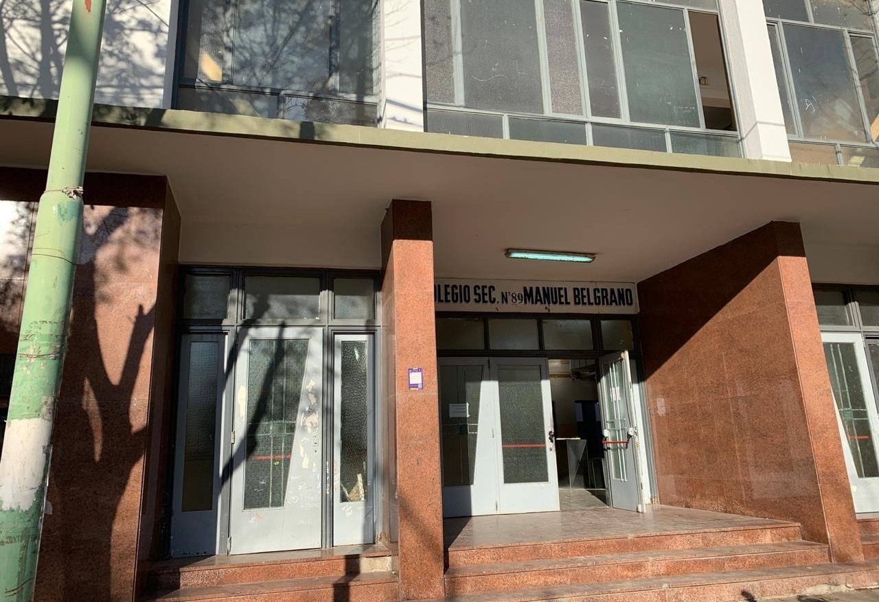 Colegio Belgrano:  menos de un año tardaron para levantar el edificio que hoy completa la esquina de calles Miguel Muñoz y Roca. Foto: Gentileza.