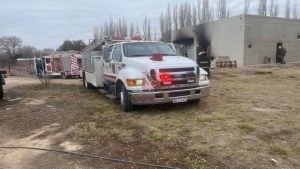 Otro incendio en un galpón en Roca: bomberos lograron apagar el fuego