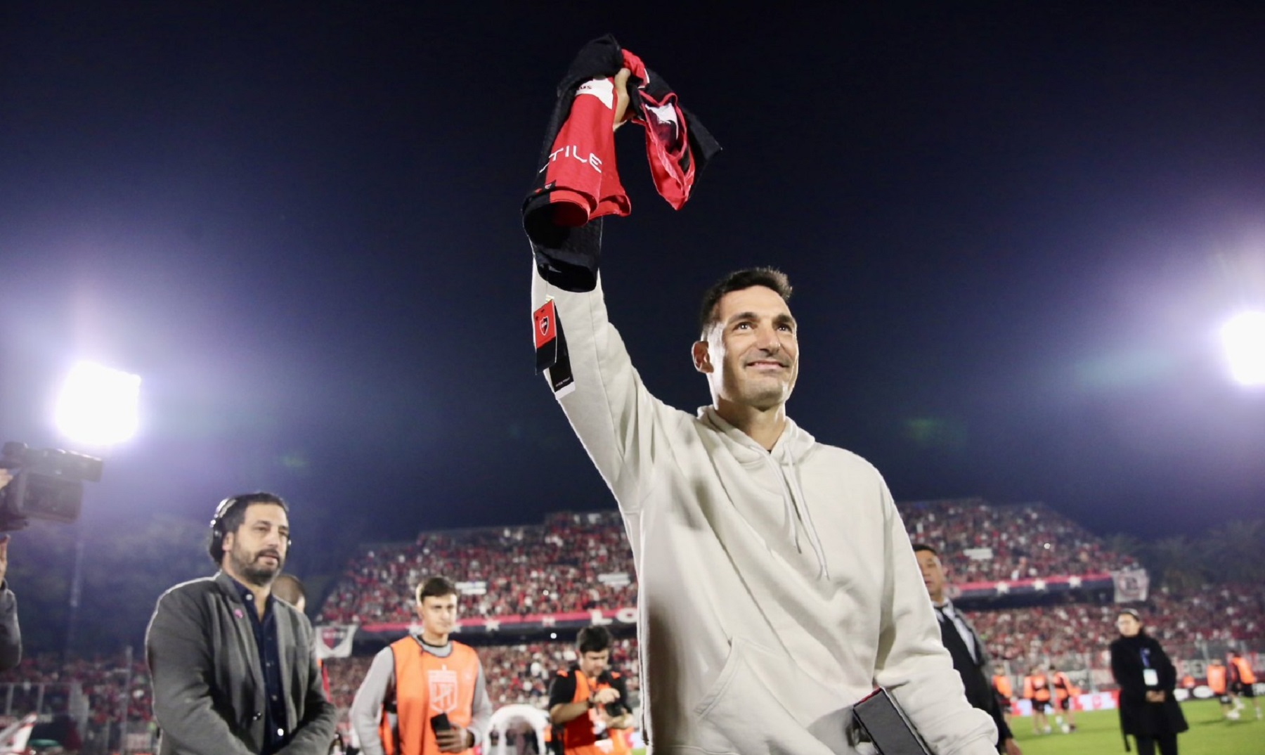 Lionel Scaloni fue homenajeado por Newell´s en el Coloso Marcelo Bielsa.