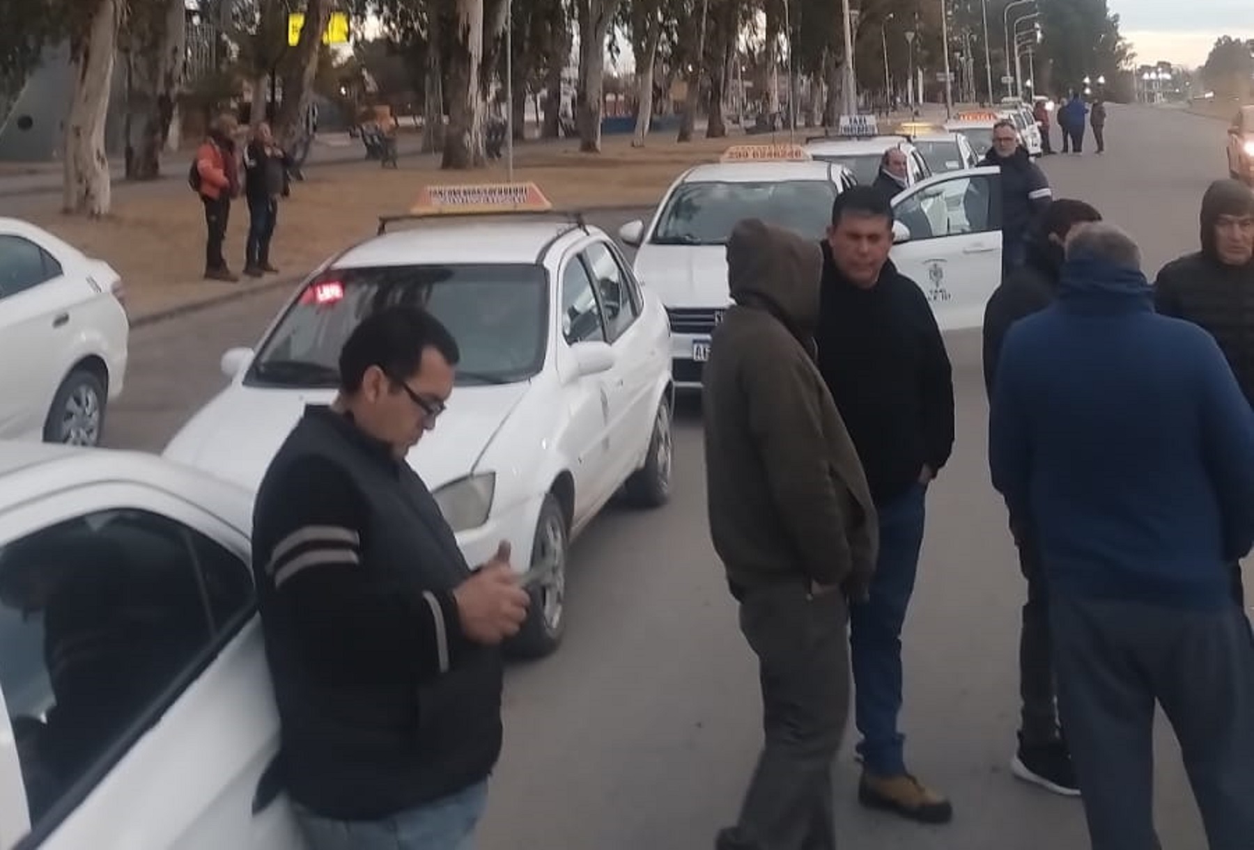 Taxis concentran en la Plaza del Bicentenario para movilizar por aumento de tarifa. Foto: Gentileza. 