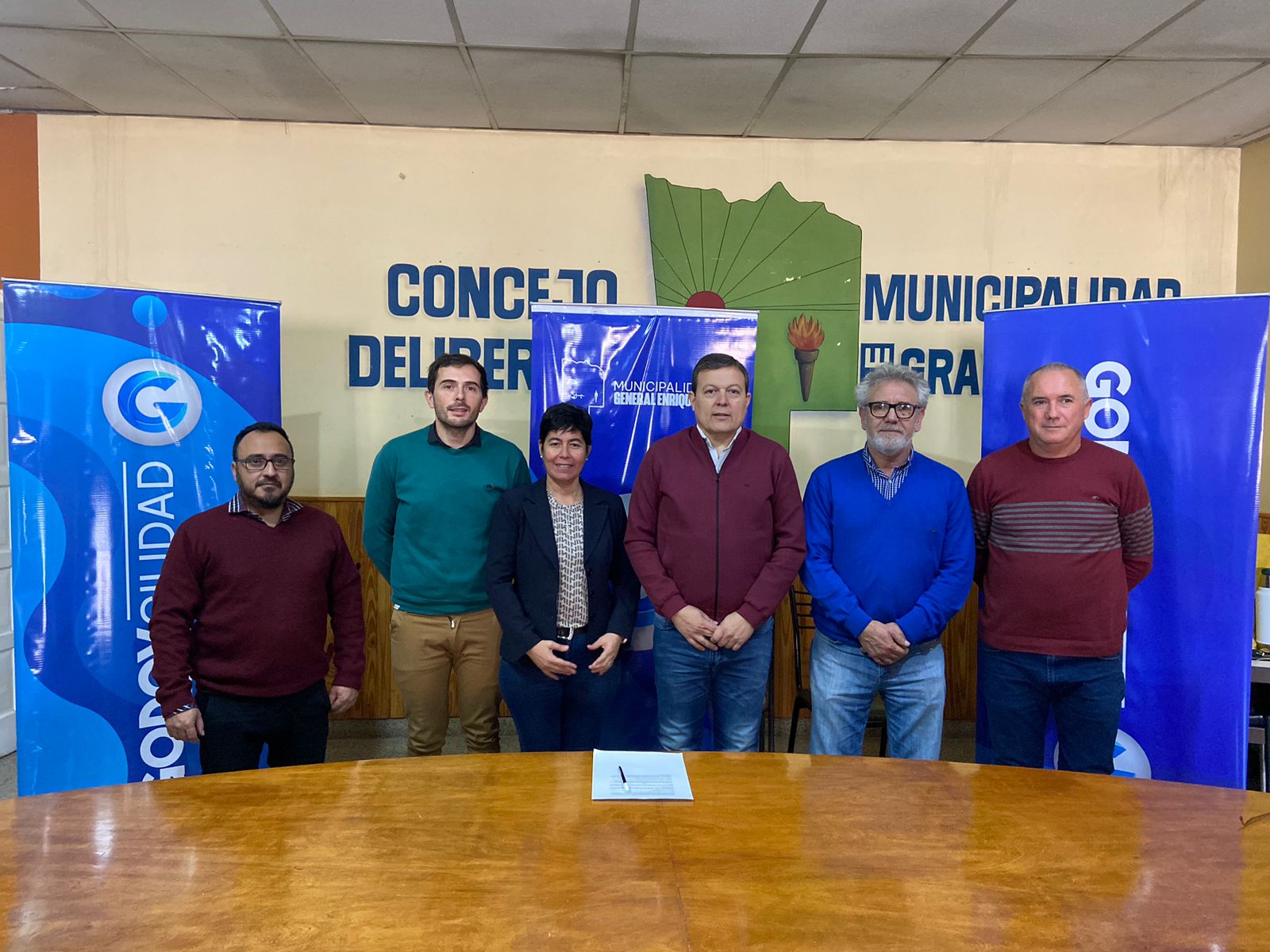 Los legisladores peronistas Dantas e Ivancich junto a intendentes respaldaron las gestiones de Weretilneck por la planta de GNL. Foto: Gentileza