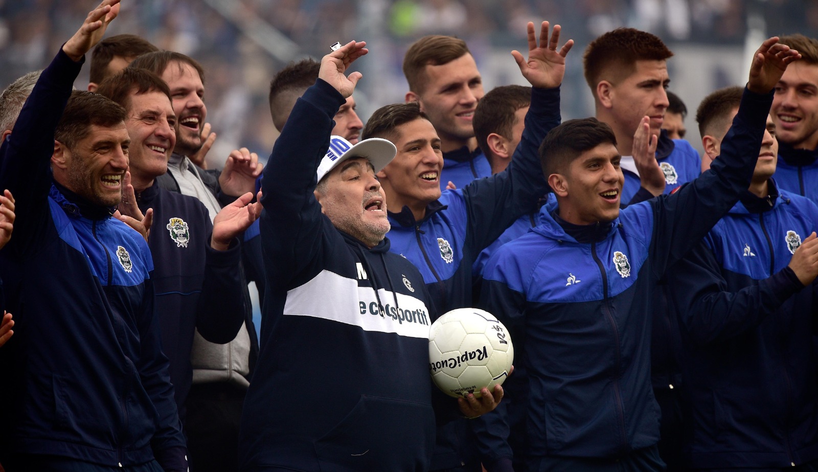 Chacón, en la última fila del medio, detrás de Maradona en su paso por Gimnasia.