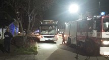 Imagen de Video | Se incendió un colectivo urbano de Bariloche: generó caos, pero bomberos controlaron el fuego