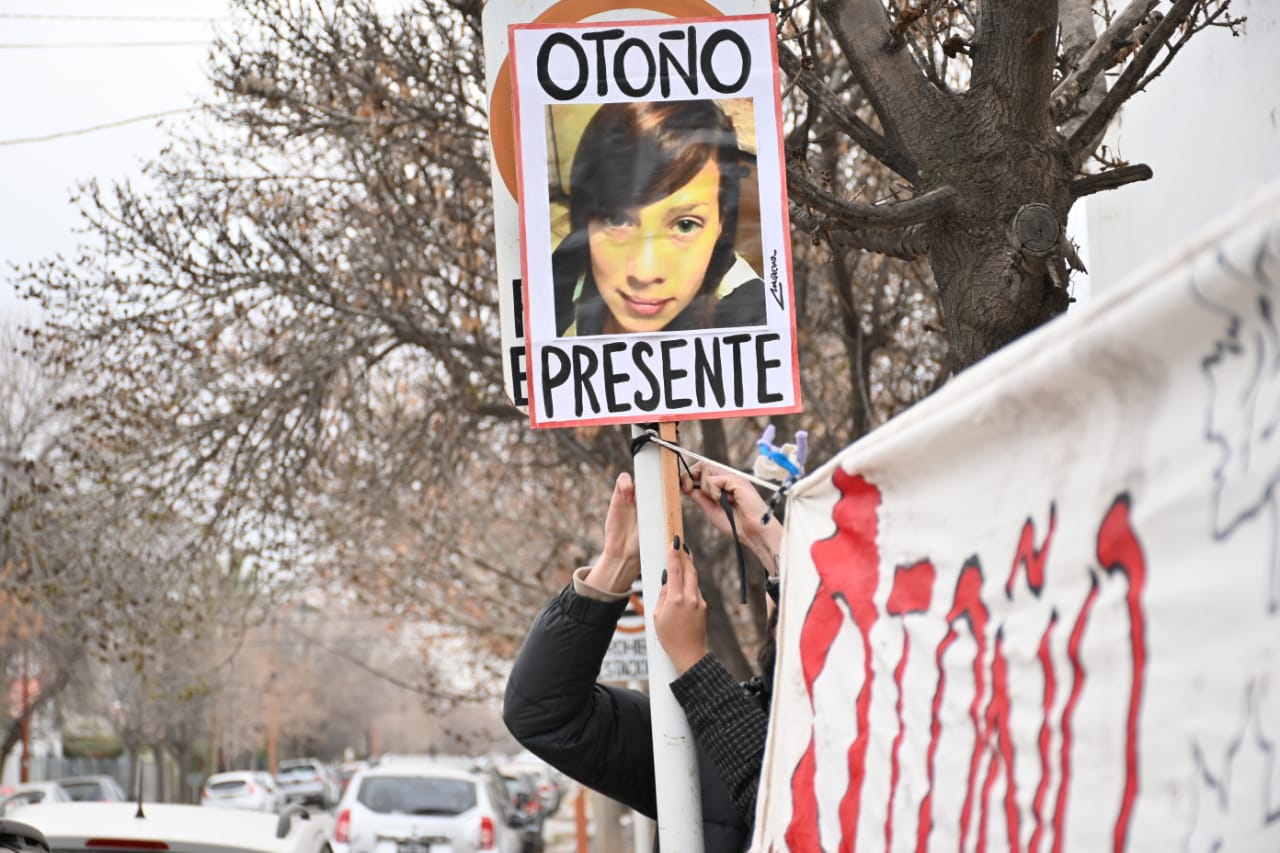 Vigilia fuera de tribunales en Cipolletti por Otoño Uriarte. Foto: Florencia Salto. 