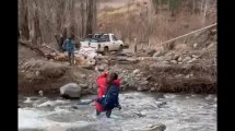 Imagen de Video: en tirolesa y sobre un río, así asistieron a una mujer de 93 años en el norte de Neuquén