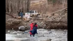 Video: en tirolesa y sobre un río, así asistieron a una mujer de 93 años en el norte de Neuquén