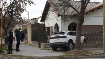 Imagen de Un auto terminó incrustado contra el frente de una casa en Roca