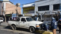 Imagen de Una camioneta chocó contra un bulevar en pleno centro de Roca