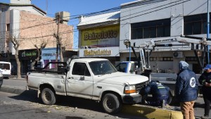 Una camioneta chocó contra un bulevar en pleno centro de Roca