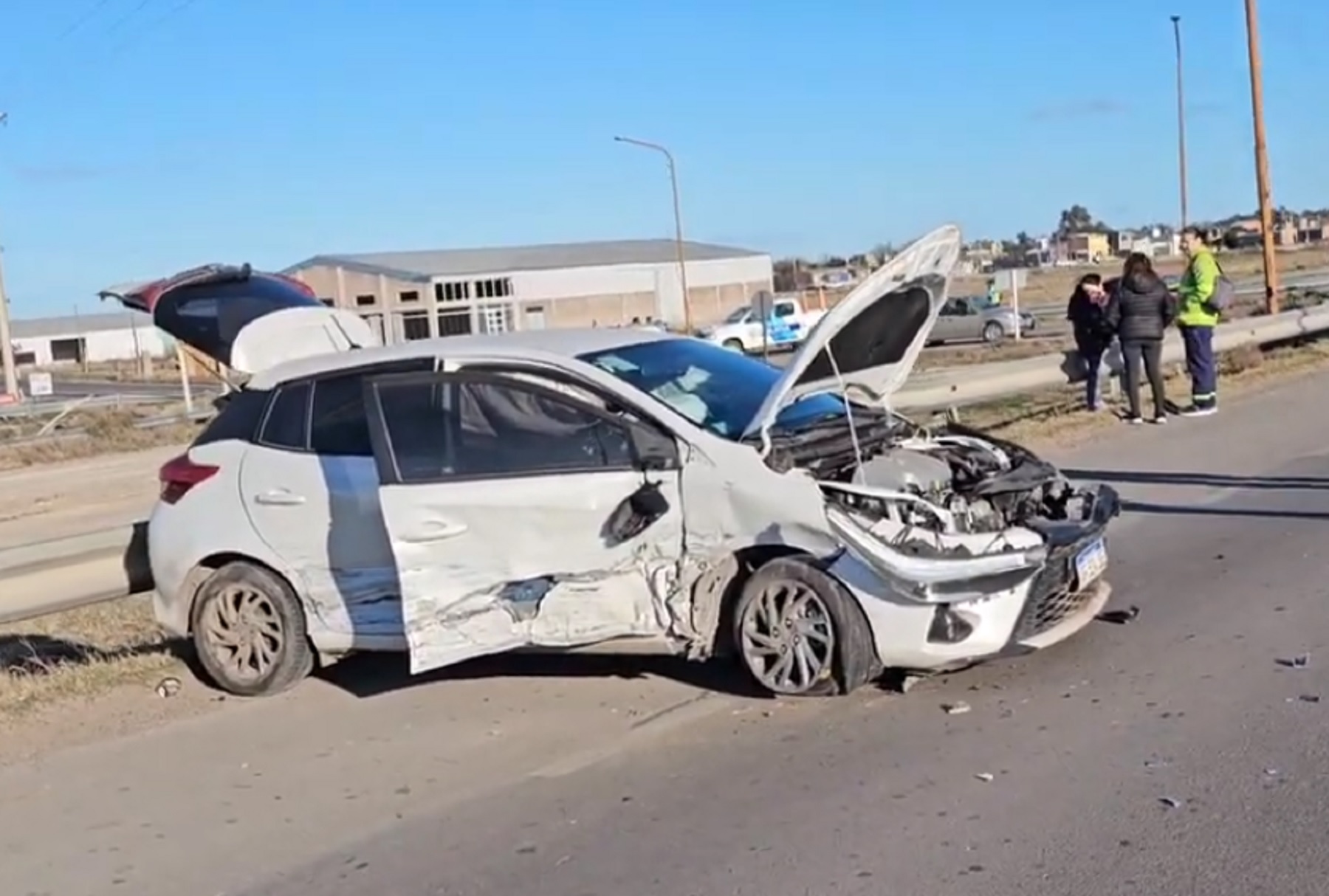 Así quedó el Yaris blanco tras el fuerte impacto contra un Toyota azul en Carmen de Patagones, en el cruce entre la Ruta Nacional N° 3 y Juan de la Piedra. 