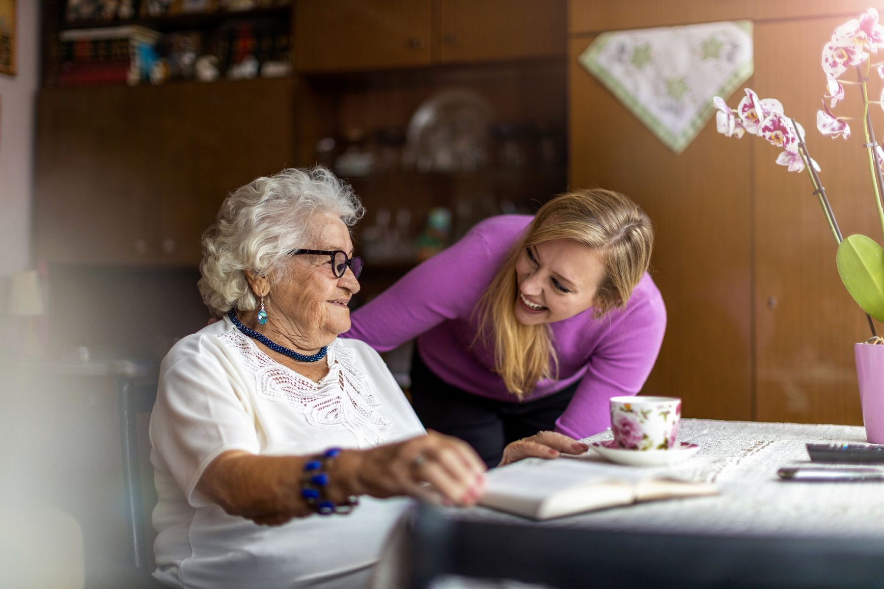 El cuidado de adultos mayores puede gestionarse a través de PAMI o de manera particular.-