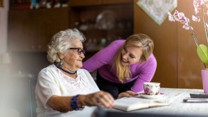 Cuánto cobra un cuidador de adultos mayores durante julio 2024: ¿hay aumentos?