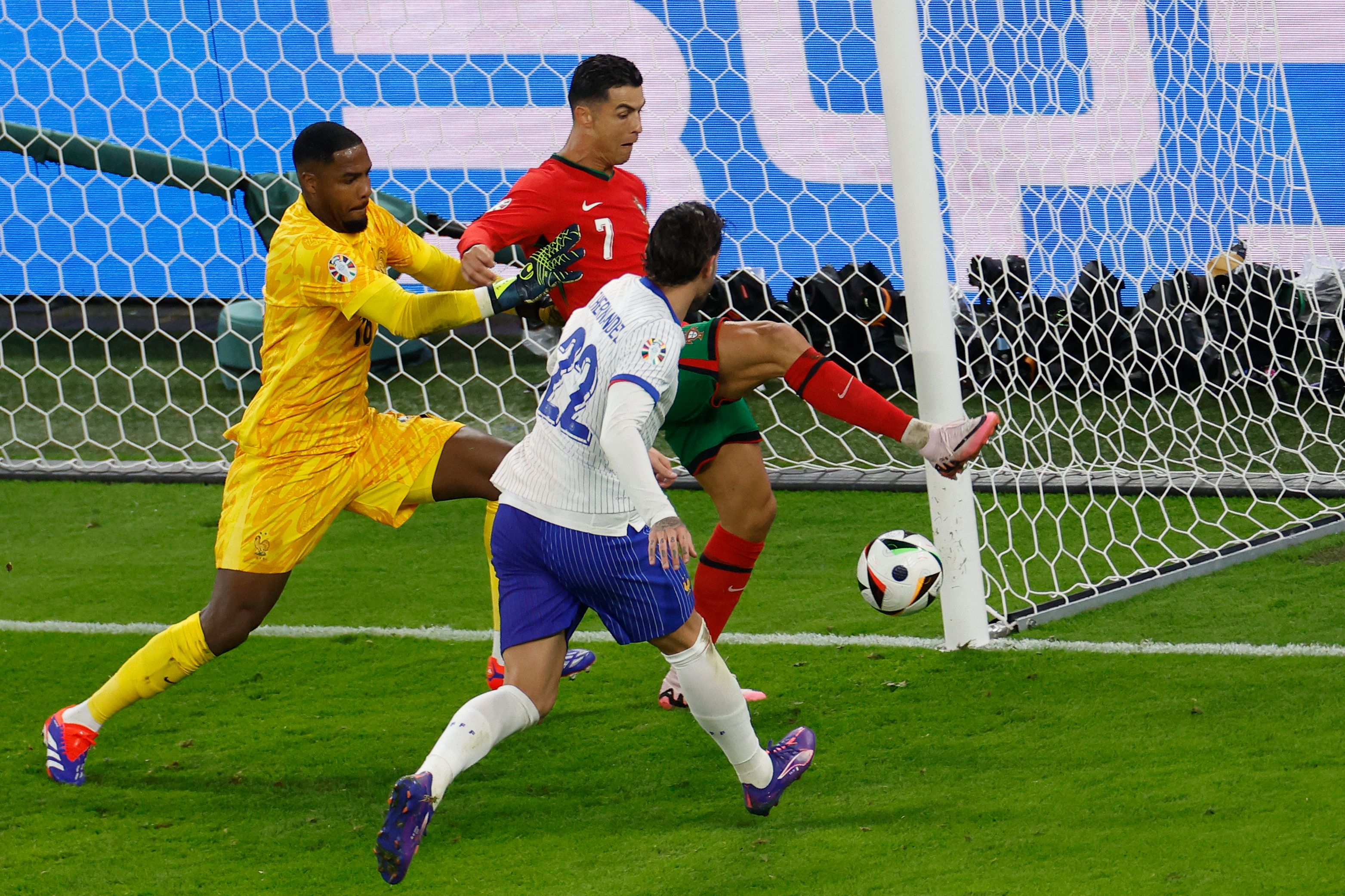 Theo Hernández marcó el quinto penal que le dio el triunfo a Francia sobre la Portugal de Cristiano Ronaldo.