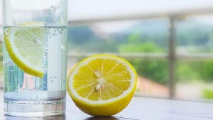 Los poderosos beneficios de tomar agua de limón a diario