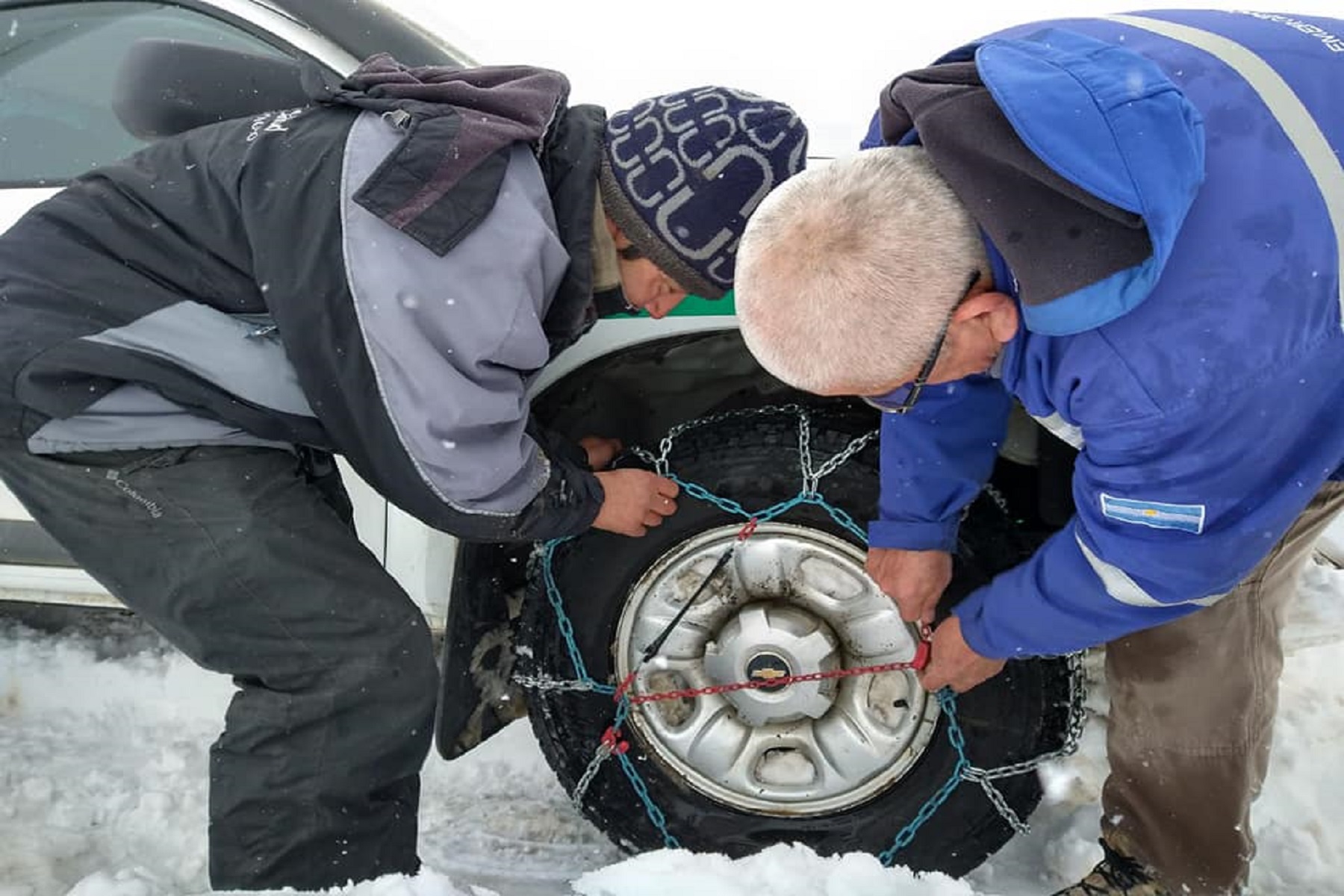 Es importante equipar adecuadamente los vehículos con cadenas de nieve. Foto: archivo.