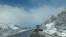 Imagen de Nevadas en Ruta 40: despejaron la nieve entre Bariloche y El Bolsón, sigue cerrado un camino