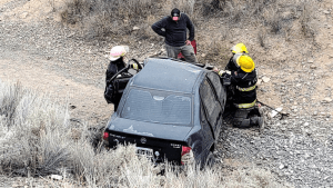 Fuerte vuelco en la Ruta 70, camino al lago Pellegrini: un herido trasladado a Cinco Saltos