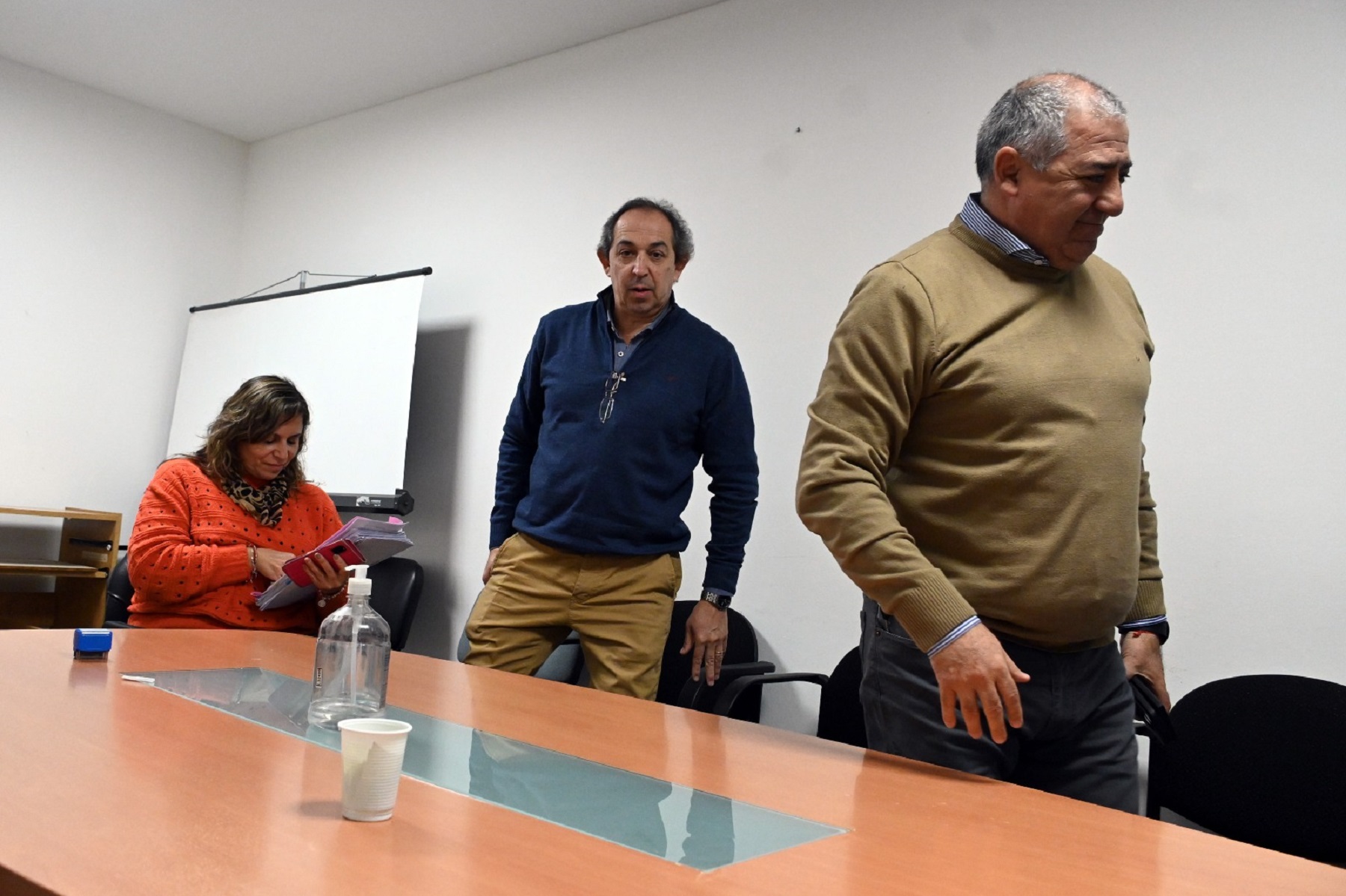 Nélson Cides encabezó el frustrado acto en el área de Compras del Ministerio de Hacienda. Foto: Marcelo Ochoa.