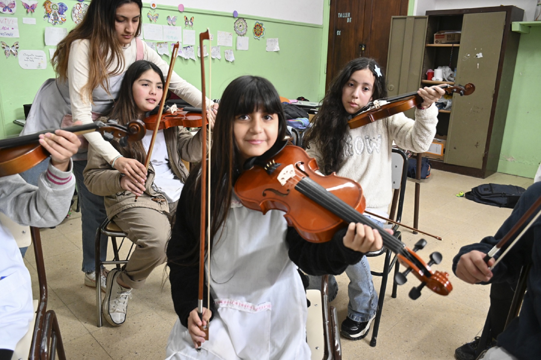 El entusiasmo de las chicas por aprender a tocar los instrumentos. (Foto Alfredo Leiva)