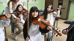 El sueño de un exalumno hecho realidad en instrumentos para una escuela de Bariloche