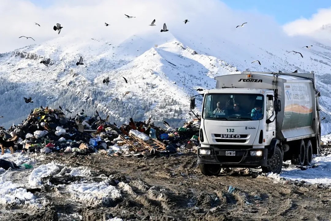 El municipio sigue en deuda con el manejo del vertedero ubicado sobre la ruta 40 acumula y está lejos de conformar a los vecinos. (archivo)