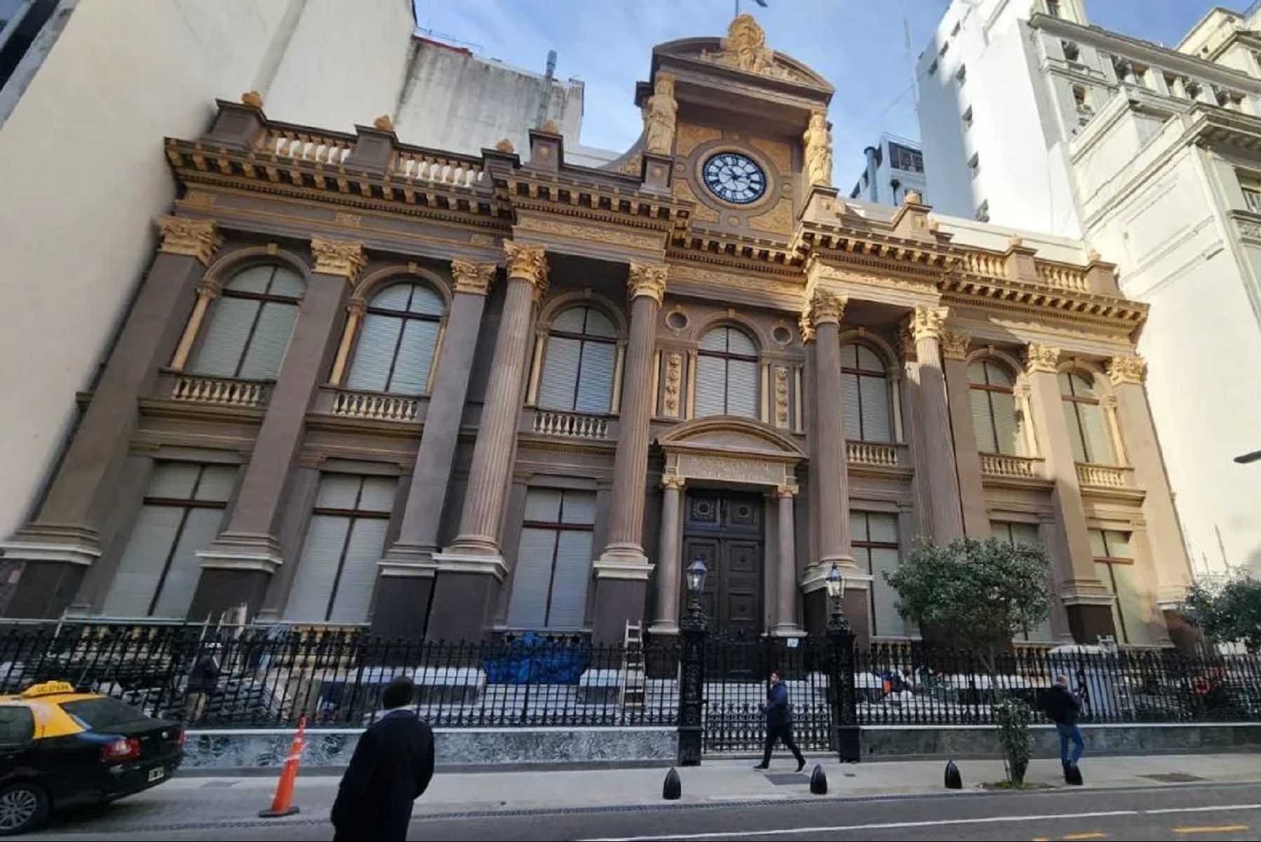 El gobierno de Milei anunció que comprará dólares al Banco Central para cubrir vencimientos de deuda