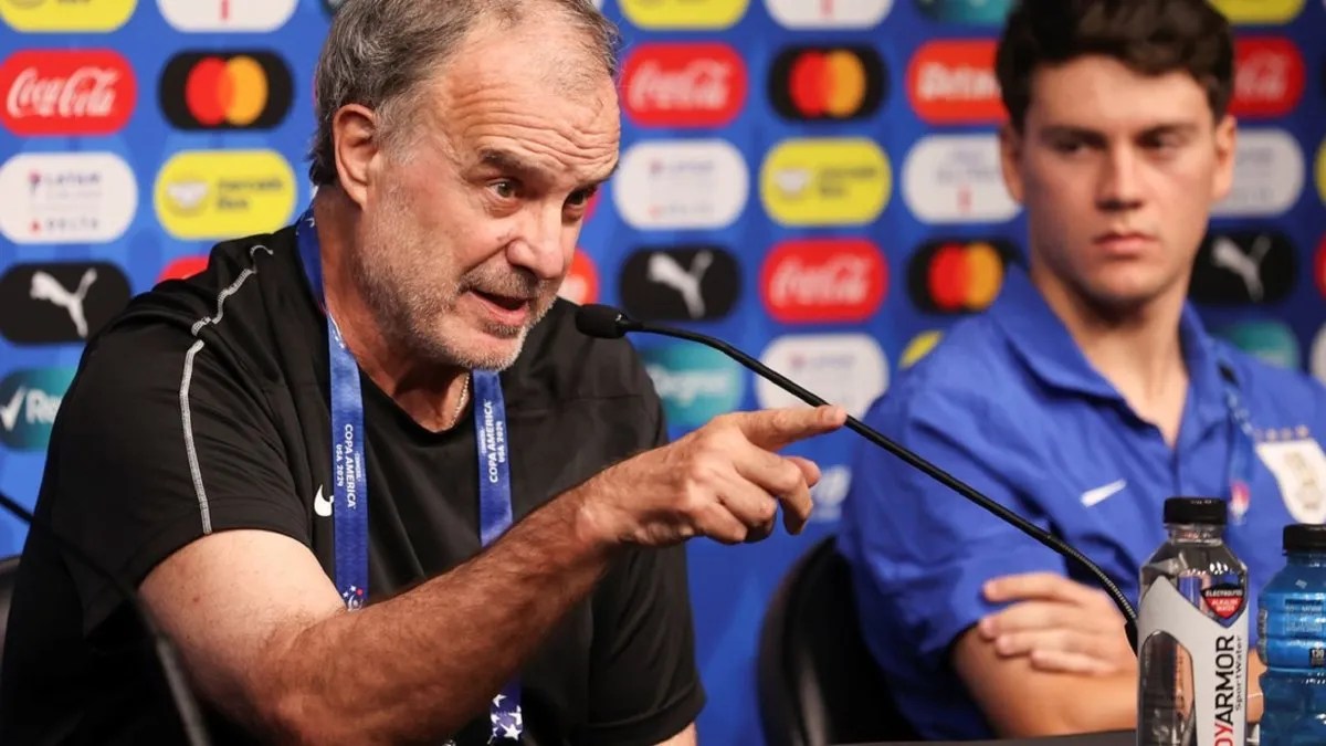 Marcelo Bielsa en conferencia de prensa, luego Conmebol le abrió un expediente. 