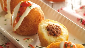 Tentate con esta receta de bombas de papa rellenas