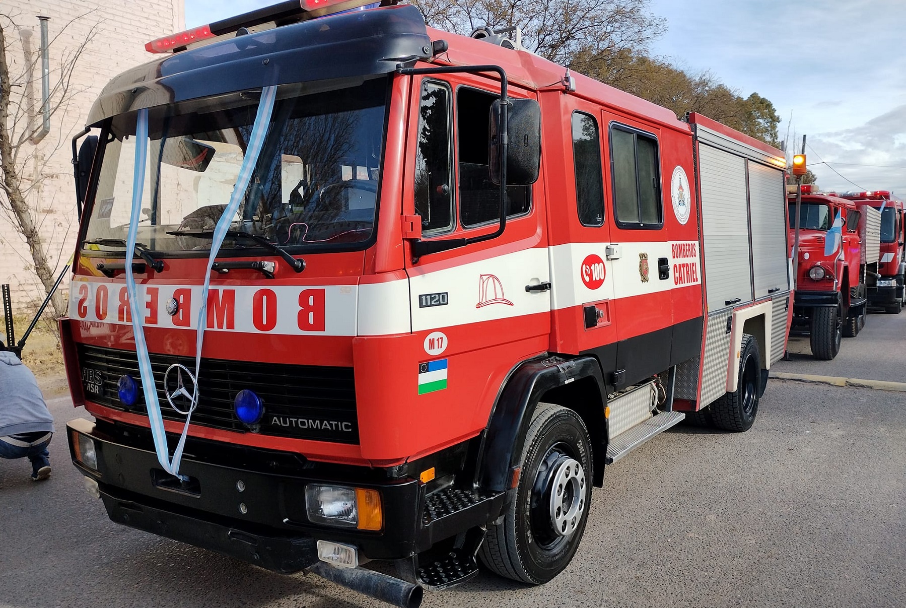 Bomberos trabajan para apagar el fuego. Foto archivo