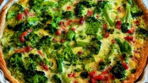 Recetón: tarta de brócoli, panceta y queso