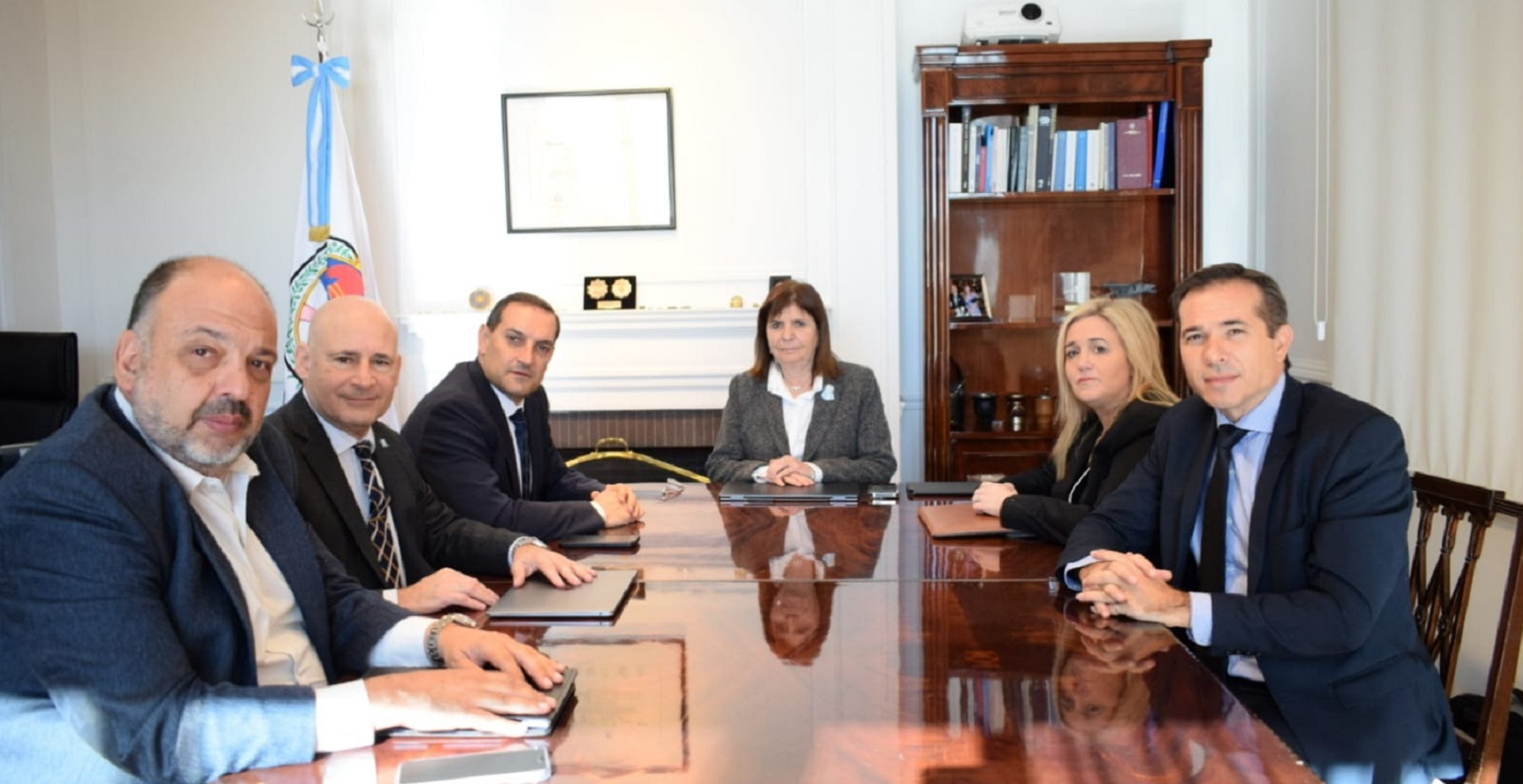 Patricia Bullrich recibió a una delegación neuquina para afinar detalles sobre la persecución del narcomenudeo. (Gentileza)