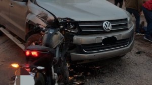 Fuerte choque entre una moto y una camioneta sobre la Ruta 151 en Cipolletti: el motociclista fue hospitalizado