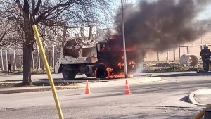 Video | Dramático incendio en Allen: un camión municipal ardió en llamas