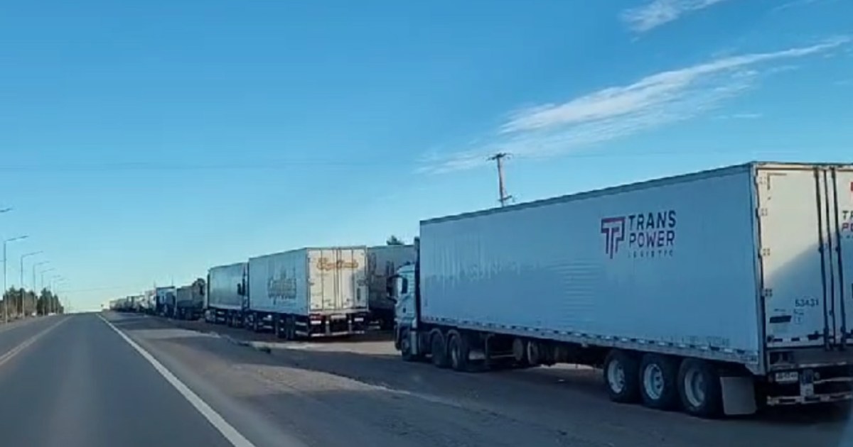 Pino Hachado ha sido activado y los primeros camiones salen lentamente de Las Lajas