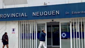 Mujer baleada en Centenario: sigue internada grave y su agresor no aparece