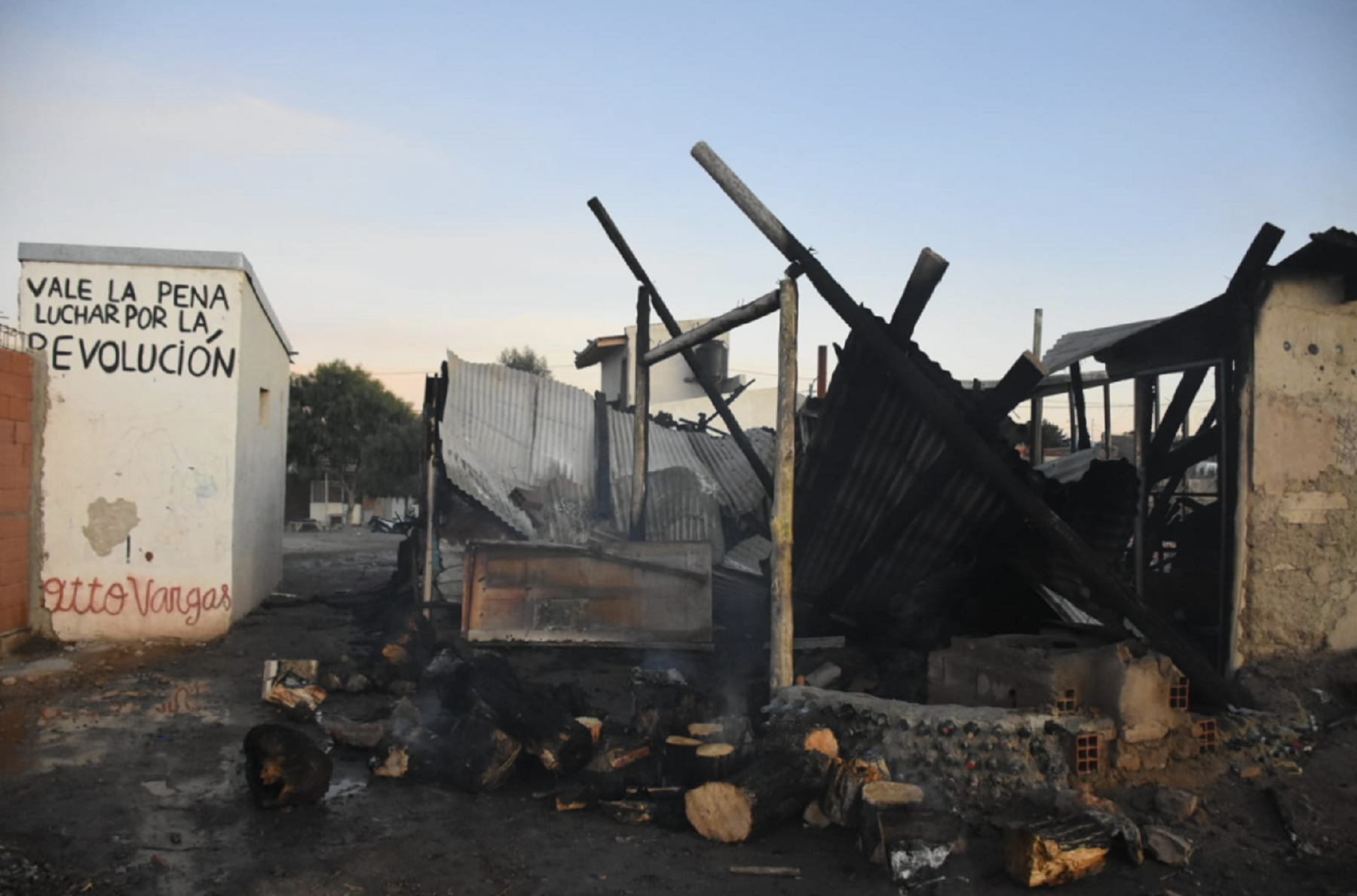 El incendio destruyó por completo el local de la CCC en Roca. 