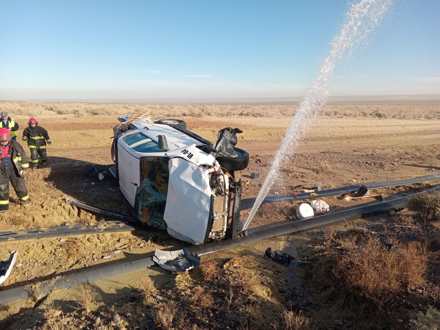 Una camioneta volcó sobre Ruta 8, uno de los caminos que conecta zonas petroleras. Foto: Gentileza Chañar Digital  