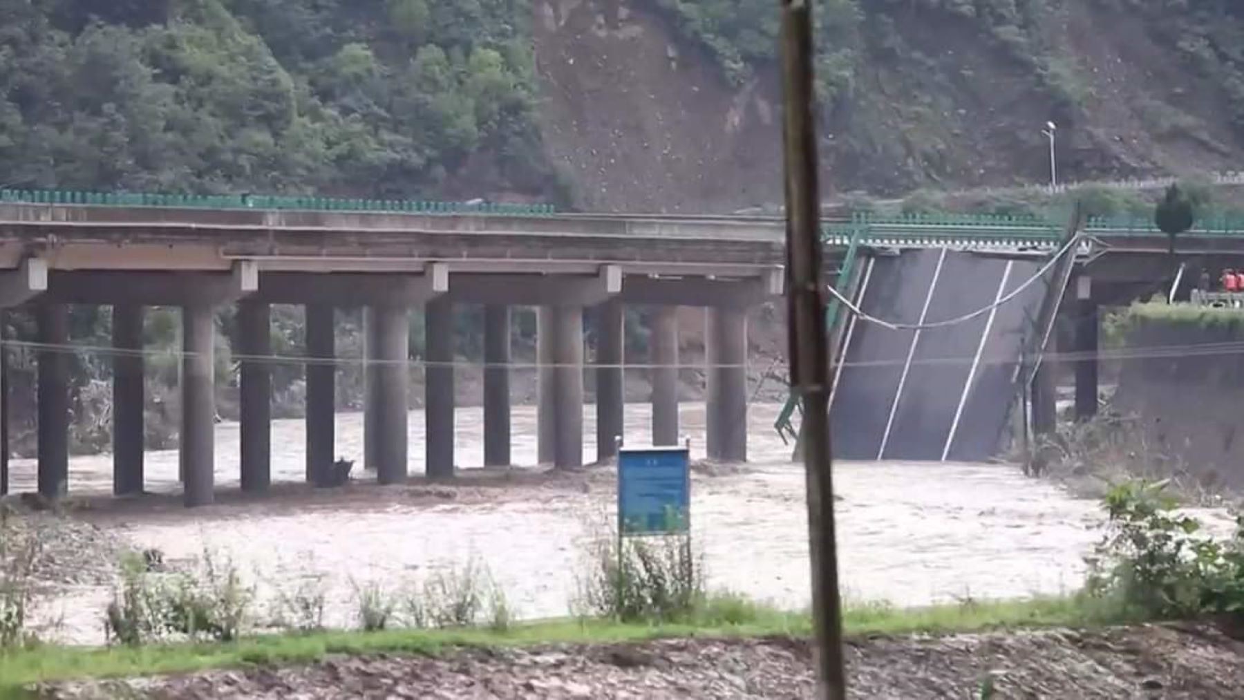 Conmoción en China por víctimas fatales y desaparecidos por el derrumbe de un puente. Foto: CGTN